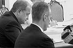 Виктор Янукович прямо на заседании правительства Украины продемонстрировал наркотики, купленные в Киеве по его просьбе. Таким образом он раскритиковал правоохранительные органы за упущения в борьбе с наркопреступностью Виктор Янукович прямо на заседании правительства Украины продемонстрировал наркотики, купленные в Киеве по его просьбе. Таким образом он раскритиковал правоохранительные органы за упущения в борьбе с наркопреступностью