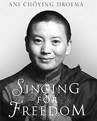 Автобиографическая книга Ани Чоинг Дролма называется «Так поет свобода» (но в русской версии - «Меченая»)(обложка книги)