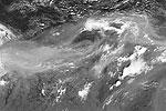 Американское аэрокосмическое агентство NASA опубликовало спутниковый снимок западной и центральной областей России. Фото позволяет оценить масштаб сотен пожаров, распространяющихся в стране: отчетливо виден густой шлейф дыма протяженностью в 1700 км. Снимок сделан 2 августа 2010 спутником Terra. Дым настолько густой, что землю под ним различить невозможно