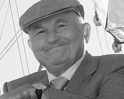 Опыт Ю. М. Лужкова, пропадавшего в нетях самую тяжкую неделю московского пожарного августа и затем объявившегося как ни в чем не бывало, значительно расширяет наши представления о том, как устроена вертикаль власти (фото: ИТАР-ТАСС) Опыт Ю. М. Лужкова, пропадавшего в нетях самую тяжкую неделю московского пожарного августа и затем объявившегося как ни в чем не бывало, значительно расширяет наши представления о том, как устроена вертикаль власти (фото: ИТАР-ТАСС)