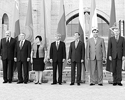 Глава  Киргизии Роза Отунбаева (третья слева) впервые участвует в подобного  рода международных мероприятиях (фото: ИТАР-ТАСС)