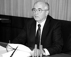 Единственный  практический смысл ССГ: Горбачев мог все еще «держаться за чемоданчик» в  Кремле (фото: ИТАР-ТАСС)
