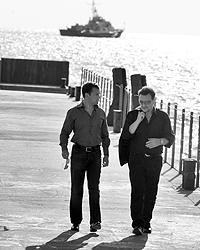 Президент России  Дмитрий Медведев и лидер группы U2 Боно прогуливаются вдоль пирса (фото:  ИТАР-ТАСС)