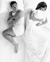 Может, чтобы вдохнуть свежесть в ваши  отношения, пора перестать спать под одним одеялом, на одной кровати и в  одной комнате? (фото: Getty Images/Fotobank.ru)