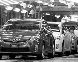 Японская Тойота Приус стала хитом продаж во многом благодаря большим «экологическим» скидкам (фото: ИТАР-ТАСС)