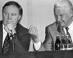 Борис Ельцин и руководитель  ФИЦ Михаил Полторанин (справа налево) во время совещания (фото:  ИТАР-ТАСС)