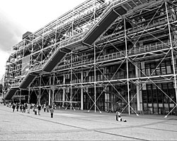 Парижский Центр Жоржа Помпиду – здание «внутренностями наружу»(фото: wikipedia.org)