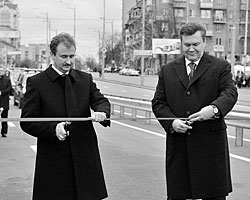 Александр Попов и Виктор Янукович на открытии движения автотранспорта по эстакаде на Московской площади 6 ноября 2010 (Фото: e2012.kh.ua)