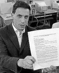 Леонид Райхман держит документ о выигрыше суда в руках (Фото: bns.lv)