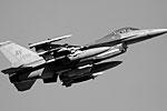 Реактивный истребитель F-16 взлетает с базы ВВС США в Авиано на севере Италии Реактивный истребитель F-16 взлетает с базы ВВС США в Авиано на севере Италии