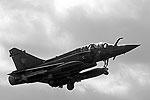 Французский истребитель Mirage 2000 заходит на посадку на военной базе Солензара на Корсике Французский истребитель Mirage 2000 заходит на посадку на военной базе Солензара на Корсике