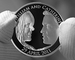 Британский Королевский монетный двор приступил в середине марта к чеканке новой 5-фунтовой монеты по случаю бракосочетания принца Уильяма и Кейт. Дизайн монеты был одобрен Тайным советом, органом советников королевы Елизаветы (фото: Reuters)