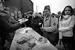 После "боев" участники могли попробовать еду из полевой кухни После "боев" участники могли попробовать еду из полевой кухни