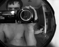 «Человек, оставленный наедине с камерой, гораздо лучше, фиксирует свои эмоции» (кадр из фильма) (Фото: arthouse.ru)