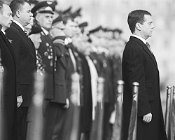 Дмитрий Медведев во время военного парада в честь Победы в Великой Отечественной войне на Красной площади в Москве (фото: 