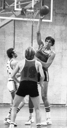 Александр Сизоненко атакует кольцо противника во время баскетбольного матча 16 марта 1981 года (фото: РИА 