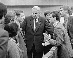 Борис Ельцин и Сергей Станкевич с коллегами на одном из съездов народных депутатов СССР(Фото: РИА 