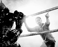 Хью Джекман в «Живой стали» играет бывшего боксера, оставшегося не у дел после выхода на ринг роботов (фото: kinopoisk.ru)