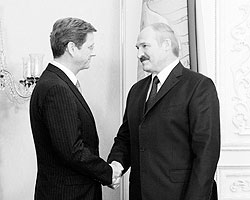 Лукашенко заявил, что сожалеет о своей критики в адрес гомосексуалистов во время встречи с министром иностранных дел Германии Гидо Вестервелле, не скрывающим свою нетрадиционную сексуальную ориентацию. По сообщениям зарубежных СМИ, тогда Лукашенко признался в желании с удовольствием выслать геев в совхозы (фото: Reuters)