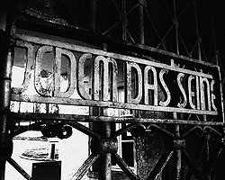 Каждому свое. На фото - ворота концлагеря Бухенвальд. Нацисты тоже очень не любили геев, а также евреев и славян(фото: EmileVictor/wikipedia.org)