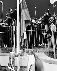 Капитаны «Зенита» и «Анжи» Александр Анюков и  Роберто Карлос поднимают российский флаг в матче открытия чемпионата  России по футболу (Фото: ИТАР-ТАСС)