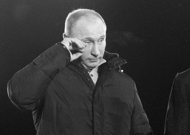 Во время выступления на митинге своих сторонников на Манежной сразу после окончания голосования Владимир Путин не мог сдержать слез