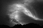 При помощи телескопа Hubble астрономы из NASA выяснили, что галактика Туманность Андромеды сольется с Млечным Путем через 4 миллиарда лет. На изображении показано, как спиральная галактика поглощает Млечный Путь