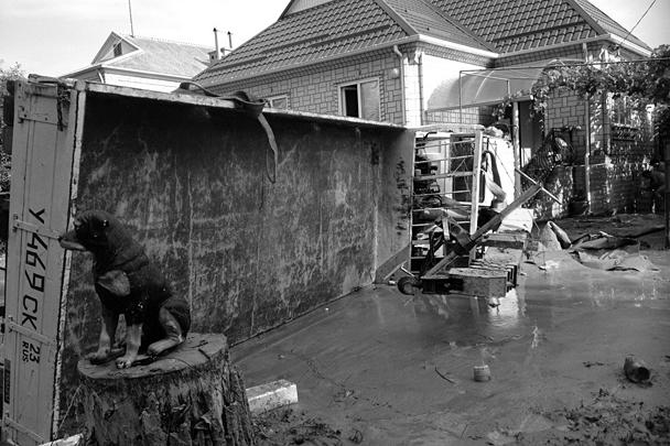 Вода в Крымске сошла, но грязи остается очень много