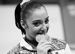 Очаровательная победительница  соревнований на брусьях Алия Мустафина (фото:  ИТАР-ТАСС)