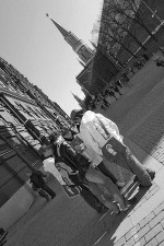 Активисты движения предлагают прохожим заполнить анкету