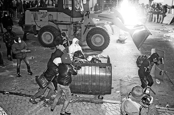 Толпа митингующих забрасывала сотрудников правоохранительных органов кирпичами и металлическими прутьями Толпа митингующих забрасывала сотрудников правоохранительных органов кирпичами и металлическими прутьями