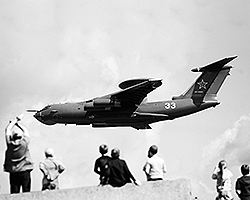Самолет РЛДН А-50, созданный на базе военно-транспортного Ил-76МД (фото: ИТАР-ТАСС)