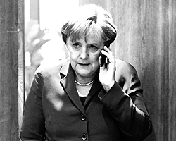 Меркель вначале выглядела жесткой атлантисткой. Нужно было видеть выражение ее лица на знаменитой уже мюнхенской конференции, когда выступал Путин (фото: Reuters)
