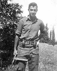 Ариэль Шарон во время прохождения службы в израильской армии в 1948 году (фото: Reuters)