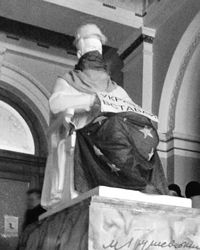 Памятник Михаилу Грушевскому в вестибюле администрации  (Фото: 032.ua)
