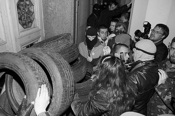 Пока рядовые активисты пускали в ход излюбленное «оружие» Майдана – автомобильные покрышки, устроители акции кричали в мегафон: «Мы подождем переговорщиков от Верховной рады, депутатов, но нам не подходит отставка Авакова, а нужен его трибунал!»
