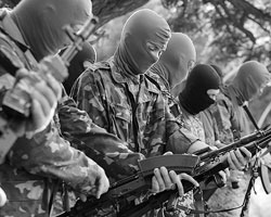 Добровольцы украинской армии на учениях батальона «Азов» (Фото: Reuters)