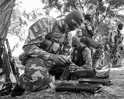 Бойцы батальона «Шахтерск» проводят учения в окрестностях Мариуполя (Фото: Reuters)
