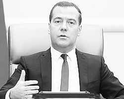 Медведев отмечает: чистого листа, на котором вы хотели рисовать радужную жизнь, нет (фото: Reuters)