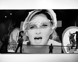 Начиная с какого–то времени, Марин Ле Пен стала сильно беспокоить американцев, вот они и послали ей через Мадонну весточку. Заодно и всем дали понять, как они к Марин относятся(фото: кадр из видео)