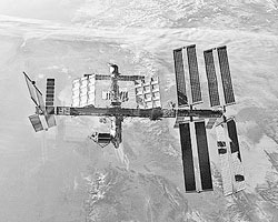 Свой единственный космический корабль SpaceX Dragon США припарковали к МКС буквально на днях, а перспектива очередного запуска крайне туманна (Фото: NASA)