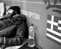 Новая драхма сделает греческих трудящихся такими же нищими, какими сейчас являются граждане Украины (фото: Yannis Behrakis/Reuters)