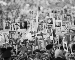 «Приравниватели», в итоге, ничуть не подрывают уважение к Победе, напротив, усиливают народное чувство к этому празднику (Фото: Владимир Вяткин/РИА 