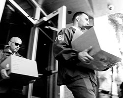 Агенты ФБР арестовывают имущество ФИФА в Цюрихе (фото: Cristobal Herrera/EPA/ТАСС)