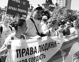 Поверхностный контент-анализ украинской прессы показывает, что тема гей-парада влегкую побивает все прочие (фото: Максим Паб/ТАСС)