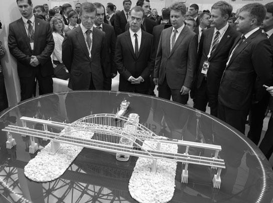 Автомобильная часть перехода будет иметь четыре полосы движения с расчетной скоростью 120 км/ч. Планируется также построить два железнодорожных пути