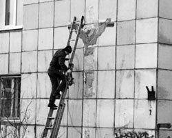 В минувшую Пасху в Перми уличный художник Александр Жунев нарисовал на стене жилого дома распятого на стальном кресте «Гагарина» (фото: krymedia.ru)