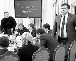 Арсен Борисович Аваков и Михаил Николаевич Саакашвили, добиваясь публикации видеозаписи с заседания Совета реформ (фото: кадр из видео)