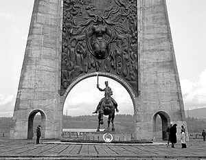 Грузинское ТВ показало демонтаж Памятника Победы в Кутаиси