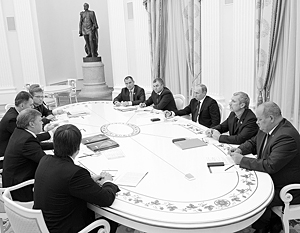 Владимир Путин впервые провел встречу в подобном формате – с «восьмеркой» партий, представленных в региональных парламентах